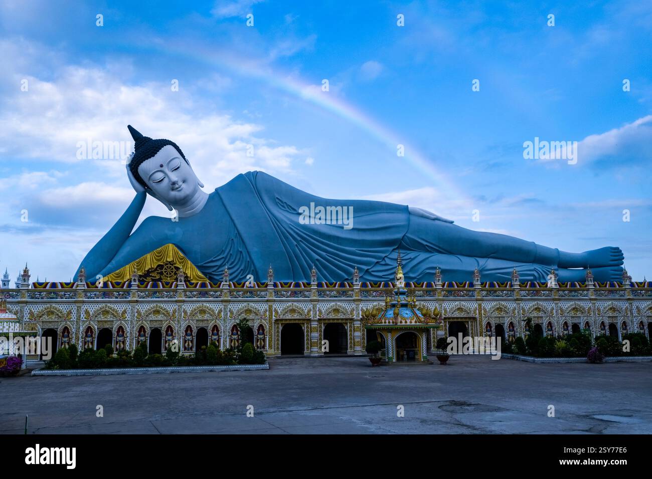 Die 63 Meter lange Statue eines liegenden Buddha in der Som Rong-Pagode, Chùa Som Rong, ein berühmter spiritueller Ort in SOC Trang, Sóc Trăng. Stockfoto