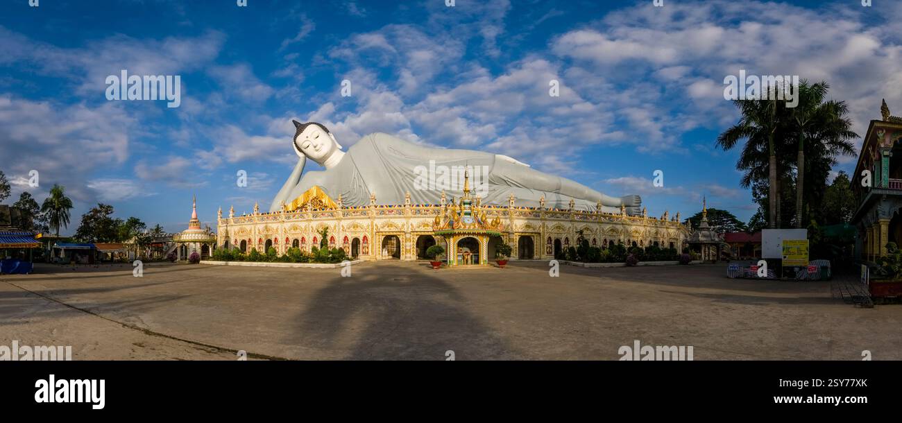 Panoramablick auf die 63 Meter lange Statue eines liegenden Buddha in der Som Rong-Pagode, Chùa Som Rong, ein berühmter spiritueller Ort in SOC Trang, Sóc Tră Stockfoto