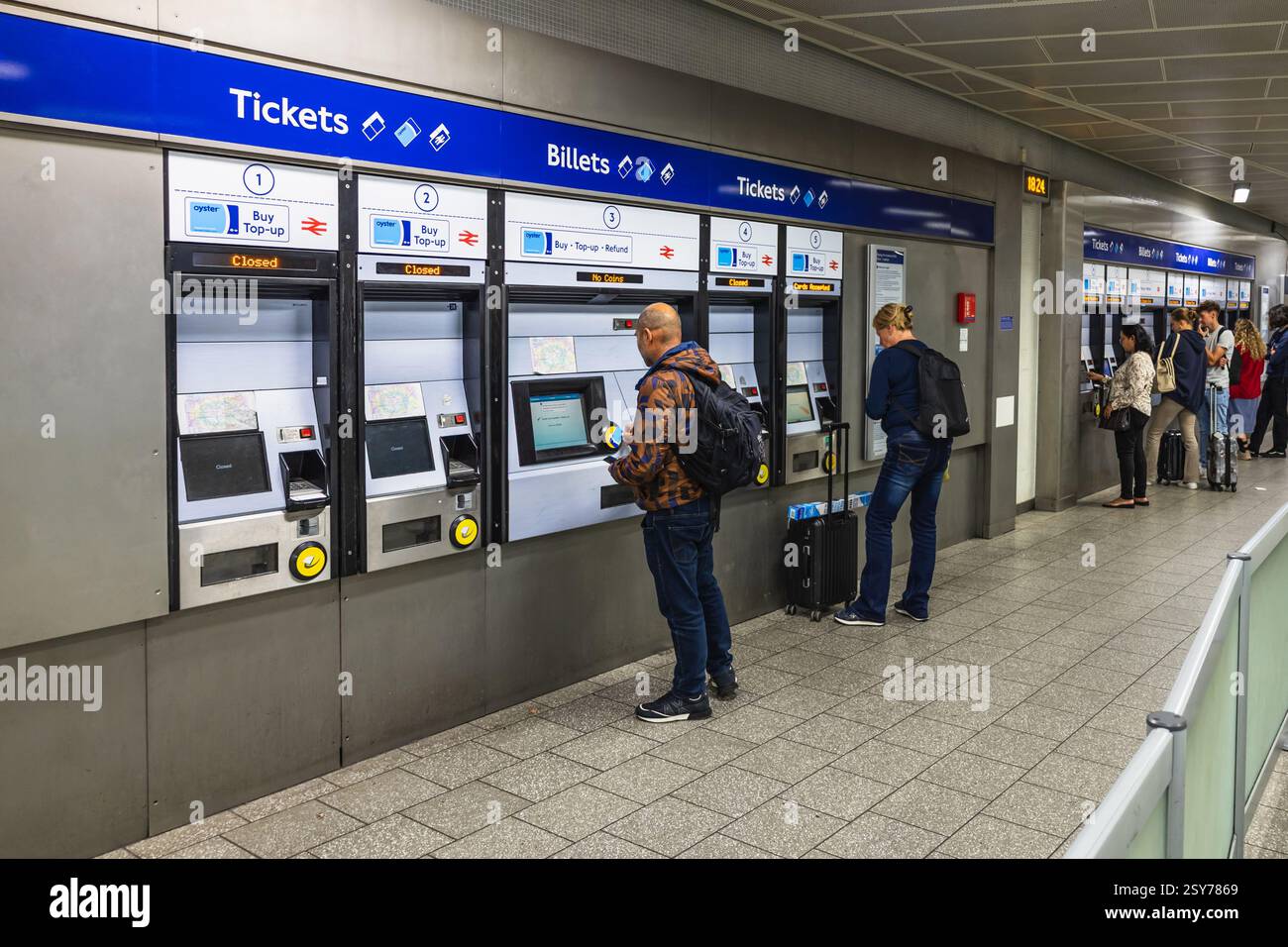 Personen, die Fahrkartenautomaten an einer Londoner U-Bahn-Station nutzen, öffentliche Verkehrsmittel Stockfoto