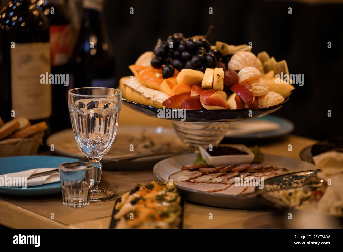 Exquisite Charcuterie- und Obstplatte mit kulinarischer Eleganz. Stockfoto