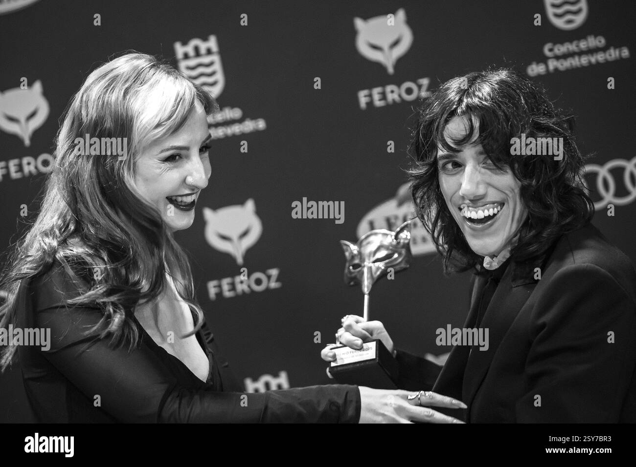 Pontevedra, Spanien. Januar 2025. Clara Santaolaya und Anna Cornudella erhalten den Feroz Award für den besten neuen Non-Fiction Film für den Film „der Mensch Stockfoto
