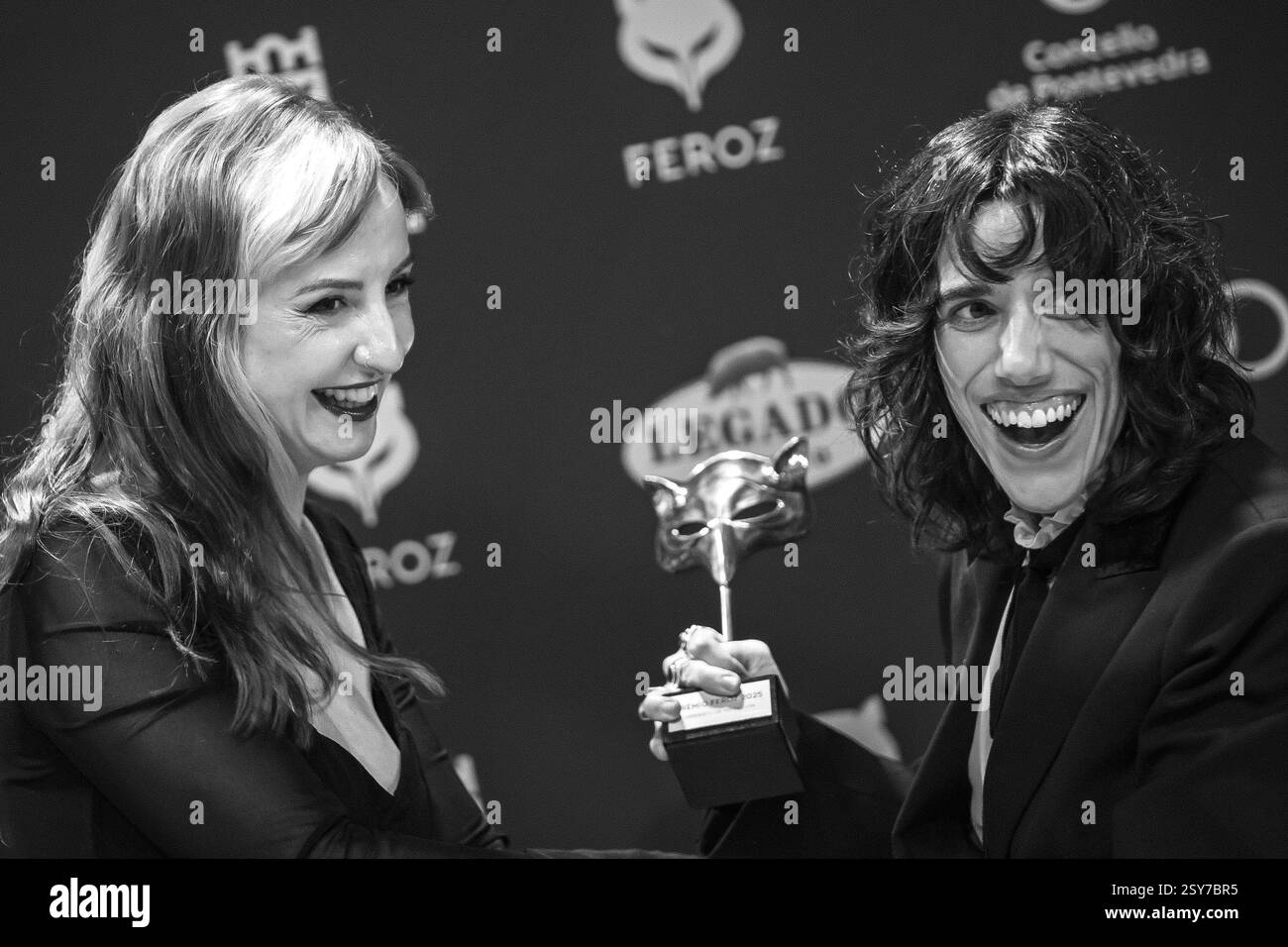 Pontevedra, Spanien. Januar 2025. Clara Santaolaya und Anna Cornudella erhalten den Feroz Award für den besten neuen Non-Fiction Film für den Film „der Mensch Stockfoto