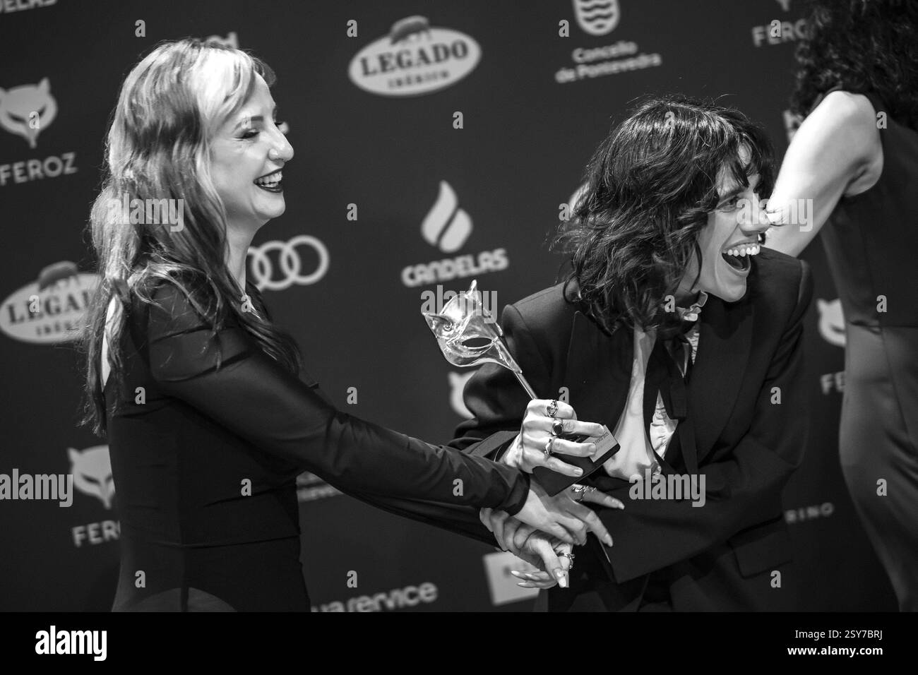 Pontevedra, Spanien. Januar 2025. Clara Santaolaya und Anna Cornudella erhalten den Feroz Award für den besten neuen Non-Fiction Film für den Film „der Mensch Stockfoto