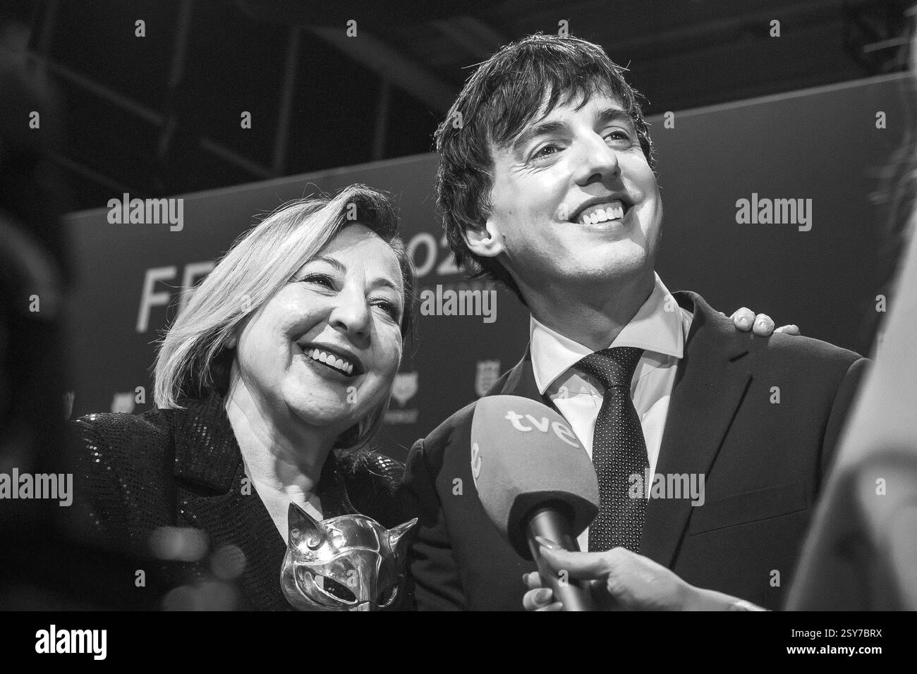 Pontevedra, Spanien. Januar 2025. Diego Sanjosé und Carmen Machi erhalten den Feroz Award für die beste Comedy-Serie für die Serie „Celeste“ bei Feroz Awa Stockfoto
