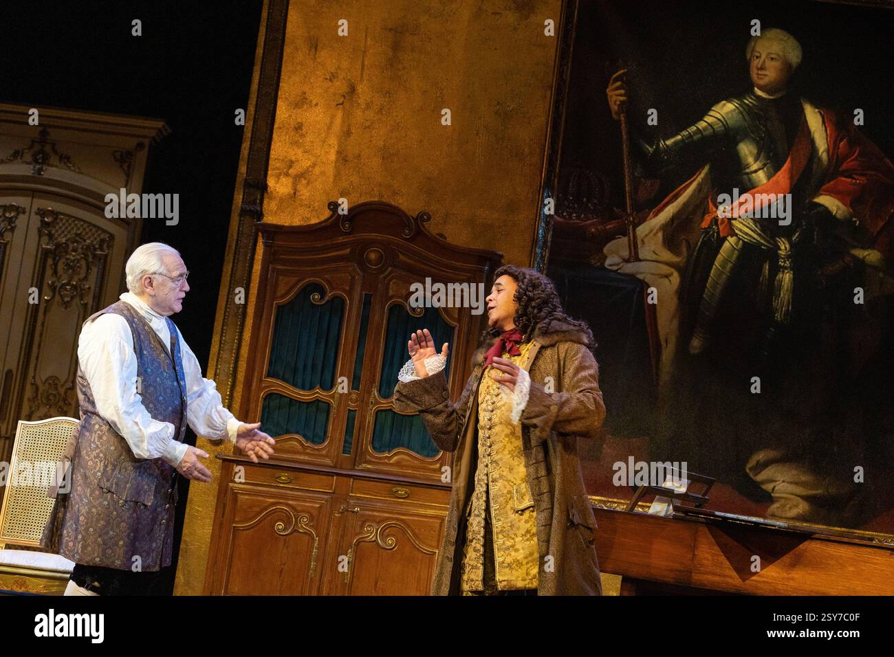 l-r: Brian Cox (Bach), Peter de Jersey (Voltaire) in DER PARTITUR von Oliver Cotton im Theatre Royal Haymarket, London SW1 27/02/2025 A Theatre Royal Bath Produktionsdesign: Robert Jones Beleuchtung: Johanna Town Regie: Trevor Nunn Stockfoto