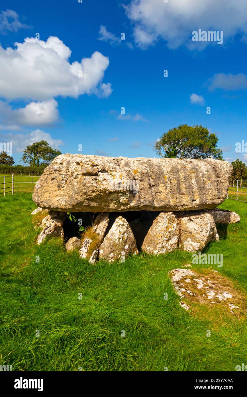 Lligwy Burial Chamber, eine neolithische Grabkammer in Lligwy, nahe der Ostküste von Anglesey, Wales, Vereinigtes Königreich. Stockfoto