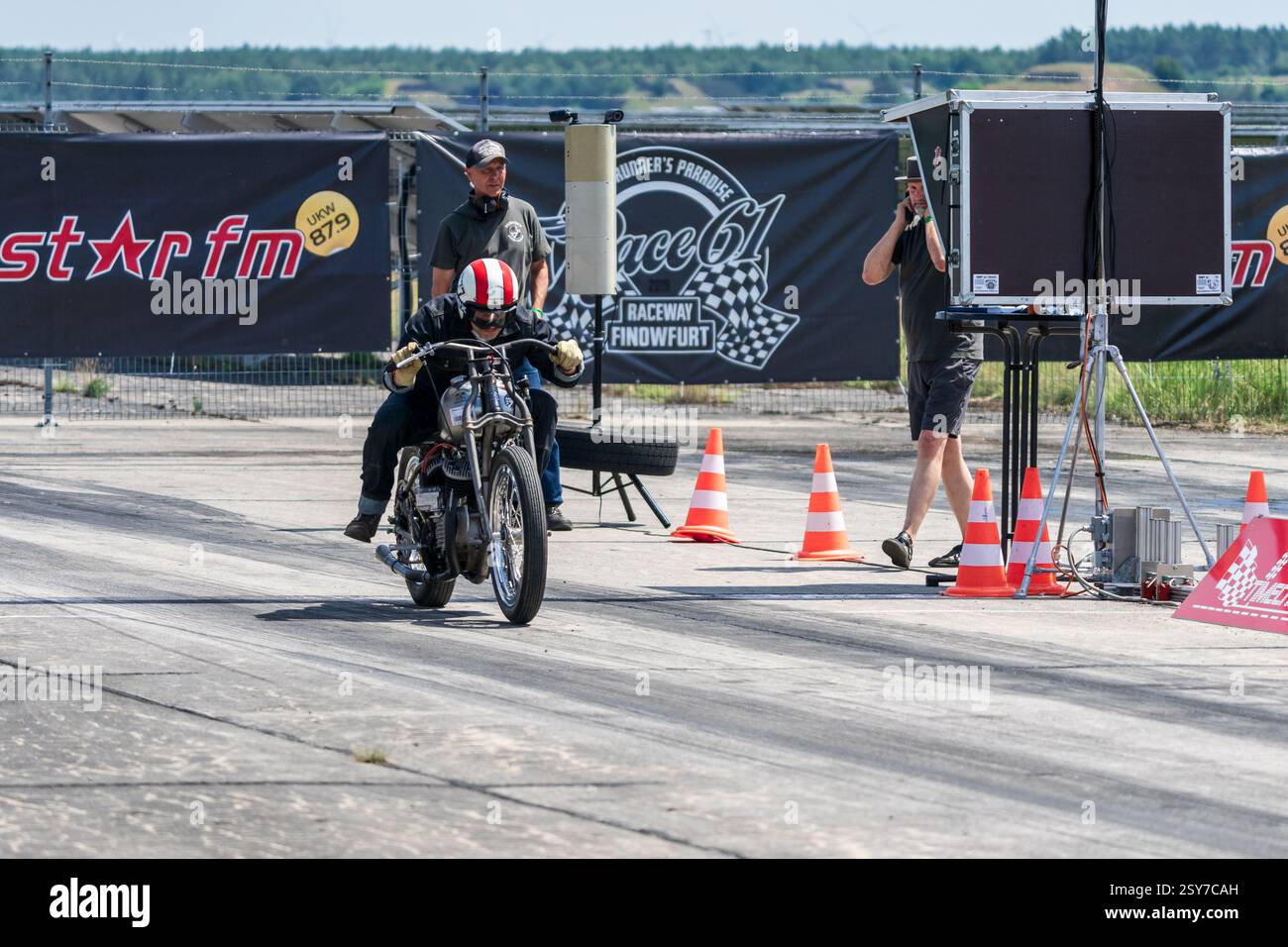 FINOWFURT, DEUTSCHLAND - 28. JUNI 2024: Der Motorradrennfahrer auf der Rennstrecke. Roadrunner's Paradise Race 61 Festival. Stockfoto