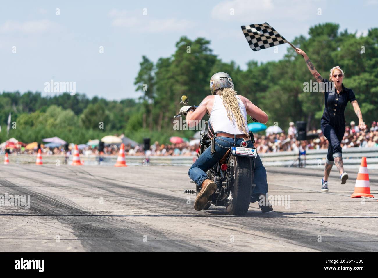FINOWFURT, DEUTSCHLAND - 28. JUNI 2024: Der Motorradrennfahrer auf der Rennstrecke. Roadrunner's Paradise Race 61 Festival. Stockfoto