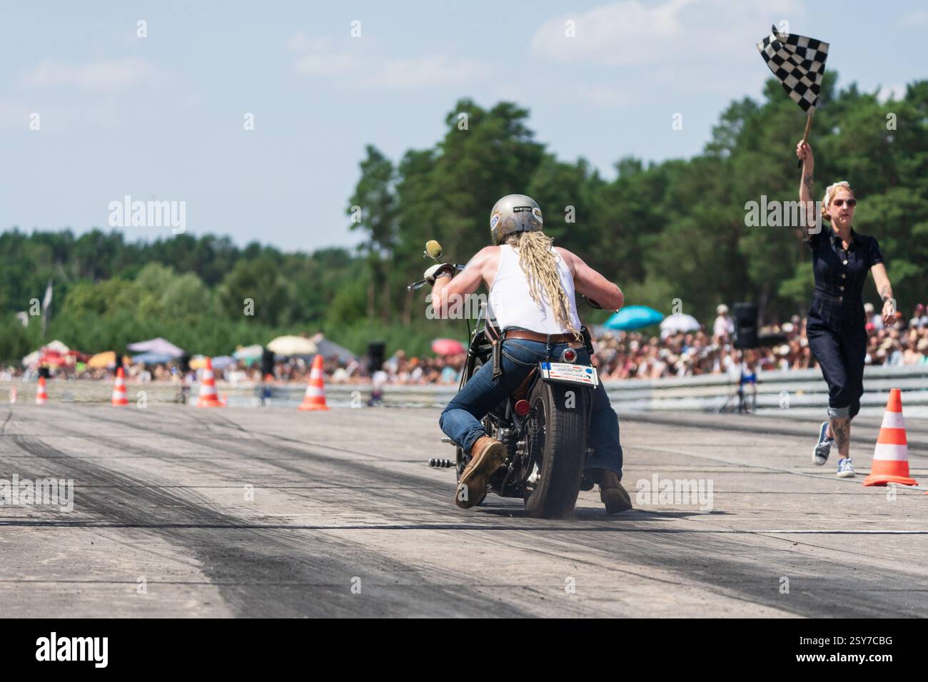 FINOWFURT, DEUTSCHLAND - 28. JUNI 2024: Der Motorradrennfahrer auf der Rennstrecke. Roadrunner's Paradise Race 61 Festival. Stockfoto
