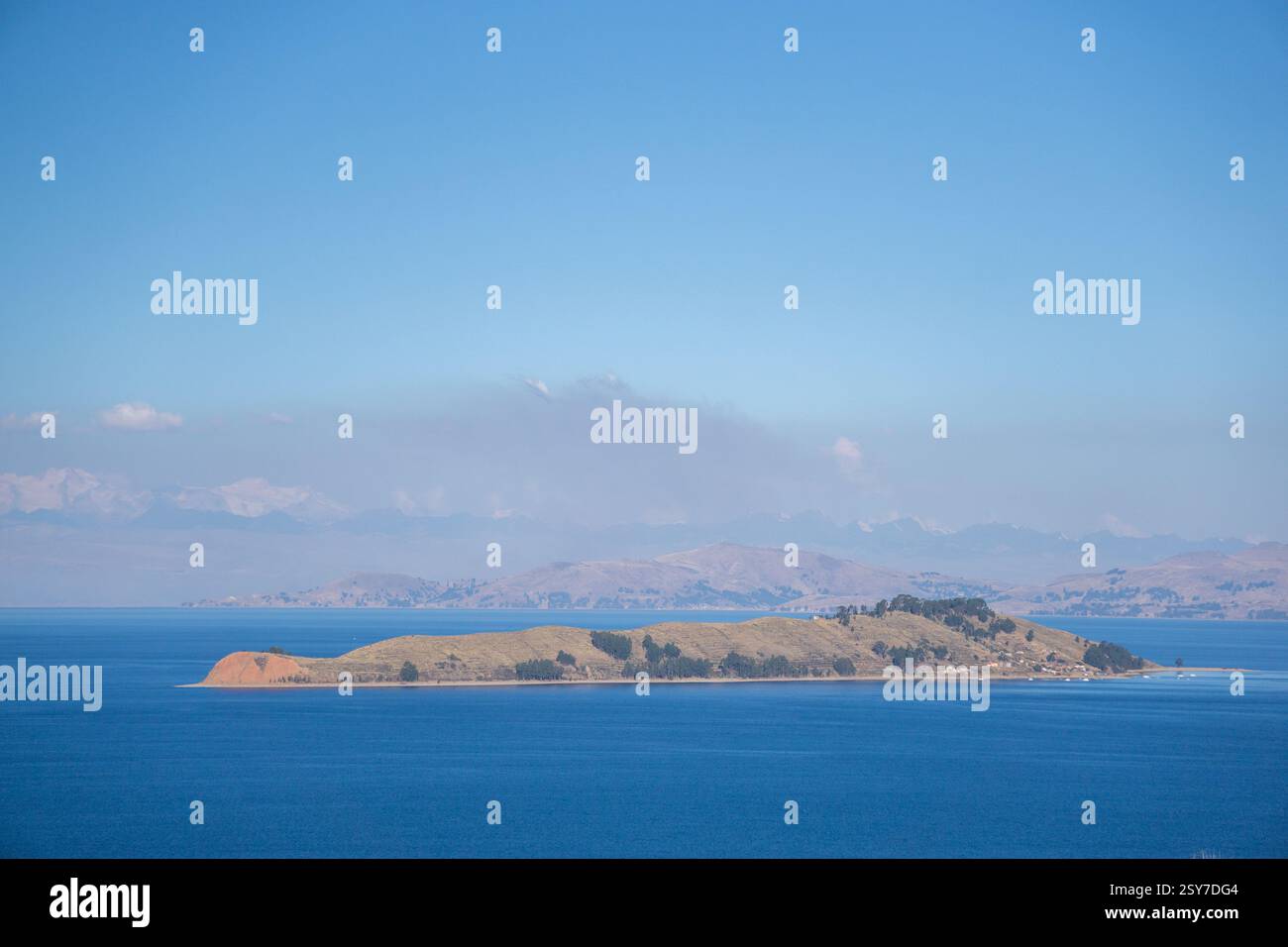 Historische Isla de la Luna in Bolivien am Titicacasee mit atemberaubendem Blick auf die schneebedeckten Anden im bolivianischen Hochland Stockfoto