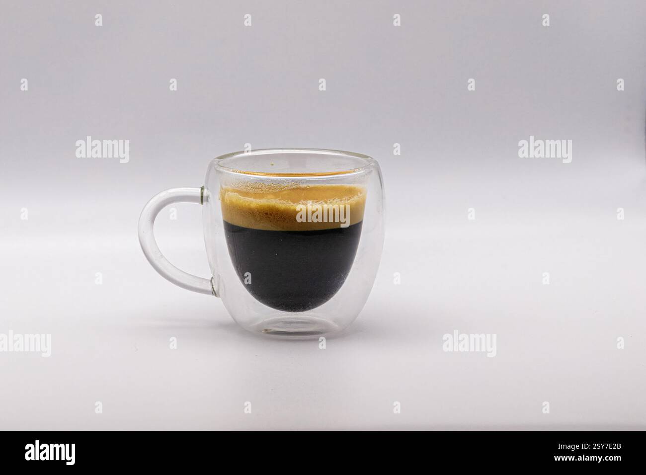 Ein doppelter Espresso, isoliert in einer klaren Kaffeetasse. Stockfoto