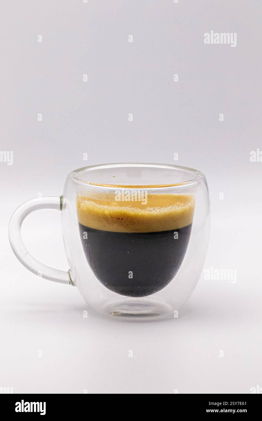 Ein doppelter Espresso, isoliert in einer klaren Kaffeetasse. Stockfoto