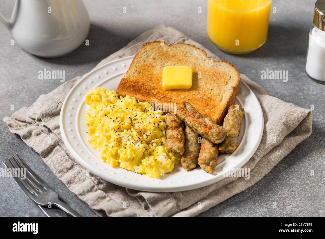 Gesundes hausgemachtes amerikanisches Rührei-Frühstück mit Wurst und Toast Stockfoto