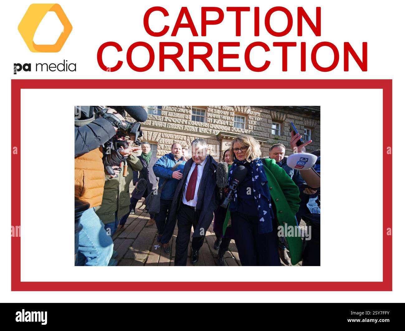 AUFMERKSAMKEIT BILDREDAKTEURE, CHIEF SUBS UND PICTURE LIBRARIES: Untertitelkorrektur für diesen Satz von Bildern von Mike Amesbury, die das Gericht verlassen, wurde früher auf dem PA-Draht übertragen und entfernt das Wort frühere korrekte Unterschrift unten und die Bilder wurden erneut übertragen Runcorn und Helsby MP Mike Amesbury (Mitte) verlassen Chester Crown Court, nachdem er seine 10-wöchige Haftstrafe wegen Körperverletzung für zwei Jahre nach einer Berufung ausgesetzt hatte. Bilddatum: Donnerstag, 27. Februar 2025. Stockfoto