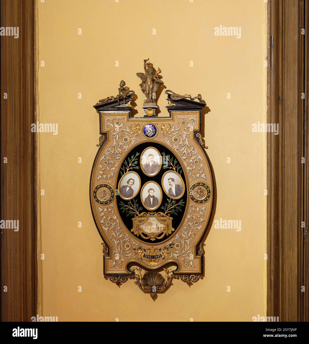 Wien, Österreich. Johann Strauss (25. Oktober 1825 in St. Ulrich bei Wien, † 3. Juni 1899 in Wien) Wohnung an der Praterstraße im 2. Bezirk, die Wohn- und Arbeitsräume der ursprünglichen Wohnung sind heute ein Musikerdenkmal, das monogrammierte Band '1844-1894' Tableau wurde Johann Strauss anlässlich seines 50-jährigen Dirigenten-Jubiläums überreicht. Die Miniaturen zeigen Johann Strauss in der oberen Mitte, sein Vater und seine Brüder Joseph und Eduard in der unteren Mitte Stockfoto