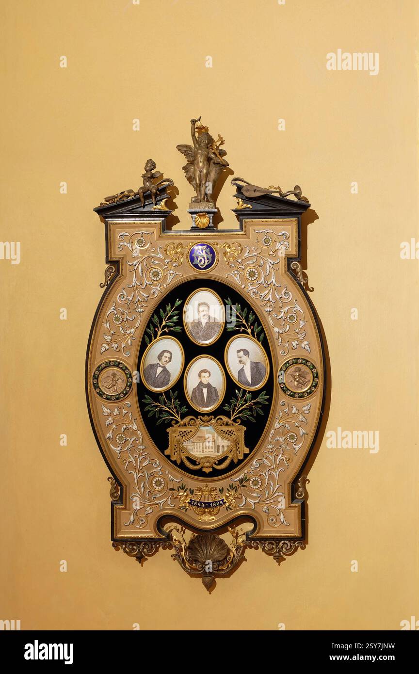 Wien, Österreich. Johann Strauss (25. Oktober 1825 in St. Ulrich bei Wien, † 3. Juni 1899 in Wien) Wohnung an der Praterstraße im 2. Bezirk, die Wohn- und Arbeitsräume der ursprünglichen Wohnung sind heute ein Musikerdenkmal, das monogrammierte Band '1844-1894' Tableau wurde Johann Strauss anlässlich seines 50-jährigen Dirigenten-Jubiläums überreicht. Die Miniaturen zeigen Johann Strauss in der oberen Mitte, sein Vater und seine Brüder Joseph und Eduard in der unteren Mitte Stockfoto