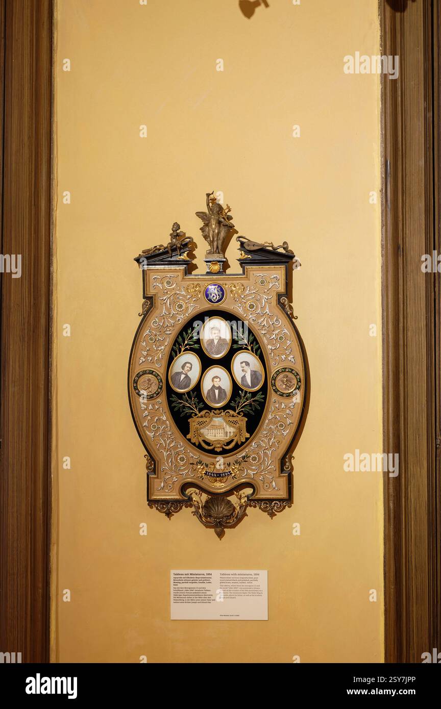 Wien, Österreich. Johann Strauss (25. Oktober 1825 in St. Ulrich bei Wien, † 3. Juni 1899 in Wien) Wohnung an der Praterstraße im 2. Bezirk, die Wohn- und Arbeitsräume der ursprünglichen Wohnung sind heute ein Musikerdenkmal, das monogrammierte Band '1844-1894' Tableau wurde Johann Strauss anlässlich seines 50-jährigen Dirigenten-Jubiläums überreicht. Die Miniaturen zeigen Johann Strauss in der oberen Mitte, sein Vater und seine Brüder Joseph und Eduard in der unteren Mitte Stockfoto