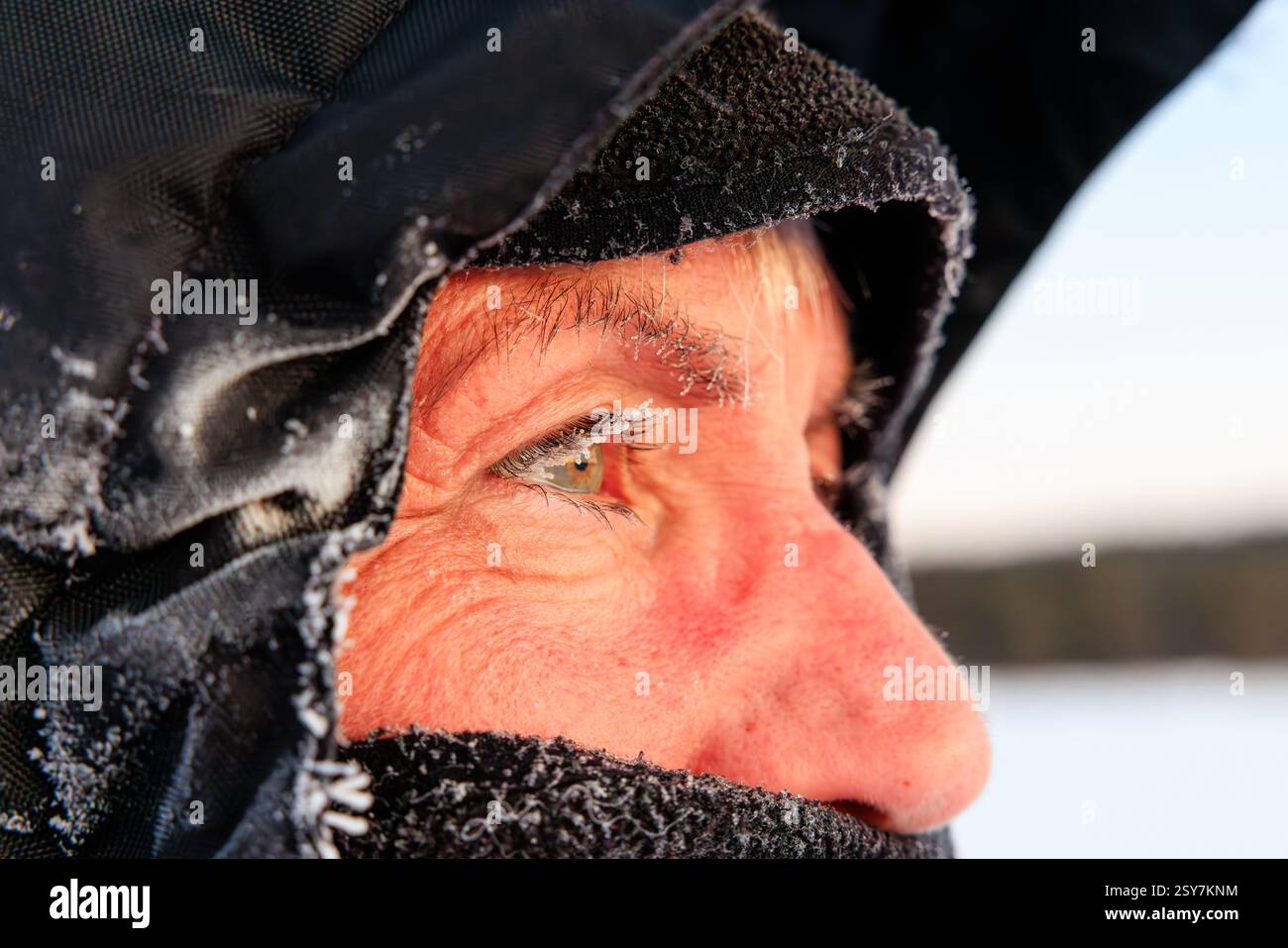 Nahaufnahme von Reifen weißen erwachsenen weiblichen Obergesichtsaugen und Nase bei null arktischen Bedingungen in lappland, ihre Wimpern gefroren mit Eis wie weiße Mascara Stockfoto