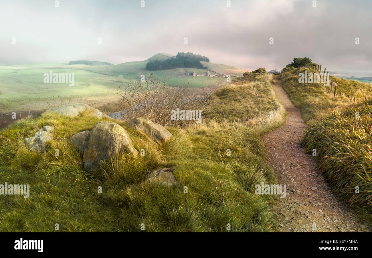 Hexham, Northumberland, Großbritannien. Blick von Peel Crags und Crag lough entlang des Hadrian's Wall Fußweges an einem Herbstmorgen in der Nähe von Hexham, Northumberland, Großbritannien. Stockfoto