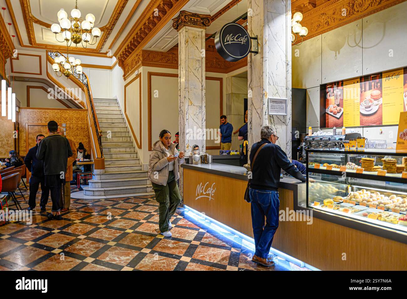 Leute in einem McDonalds Innern, Madrid, Spanien Stockfoto