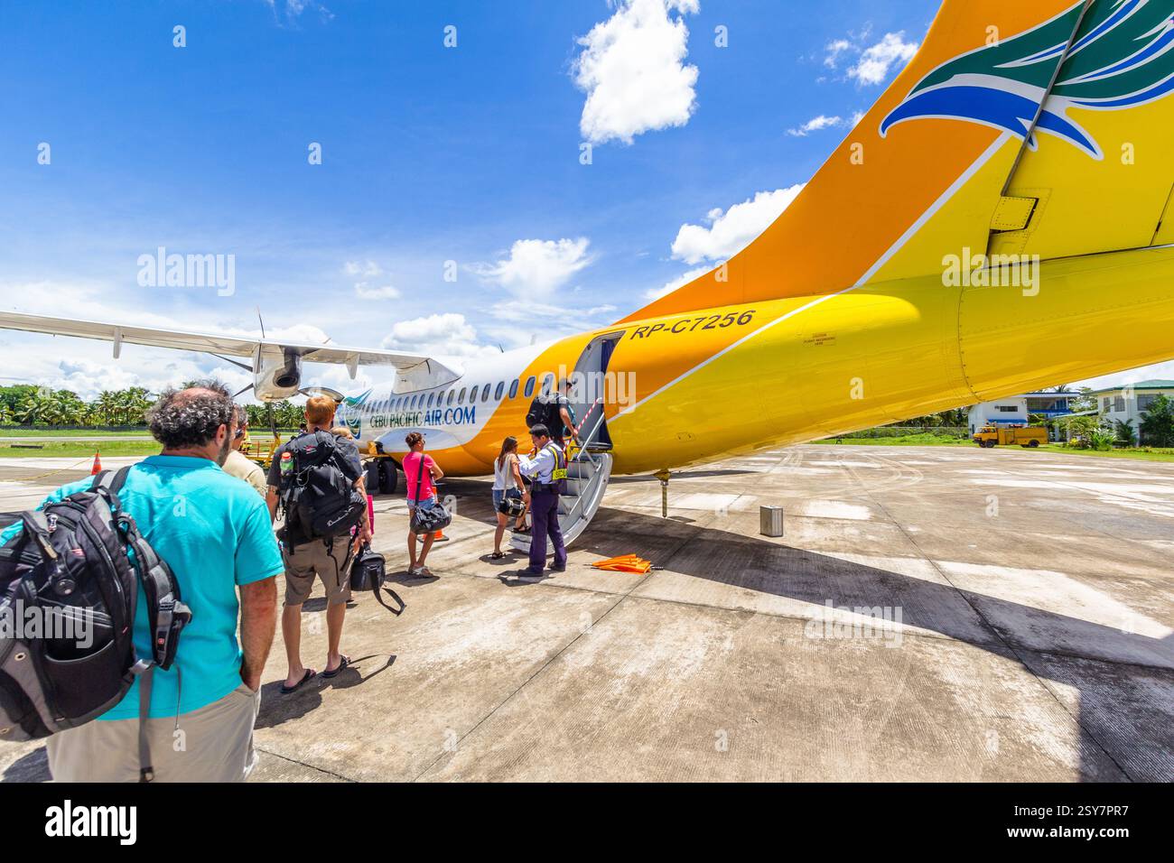 Passagiere besteigen ein Cebu Pacific Flugzeug direkt vom Asphalt am Sayak Airport in Siargao, Philippinen Stockfoto