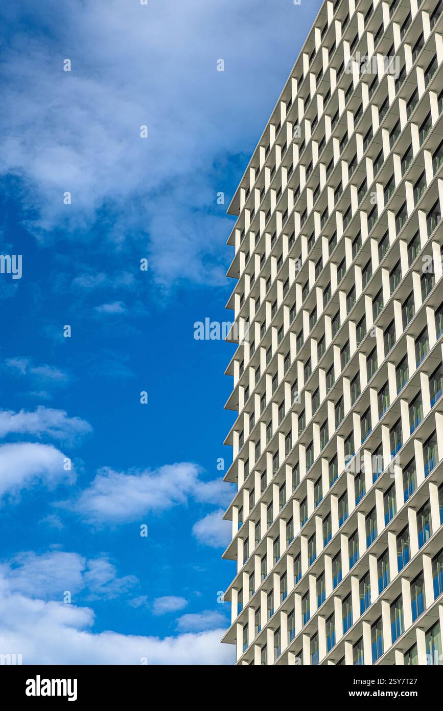 Moderne Gebäudefassade mit sich wiederholendem geometrischem Muster Stockfoto