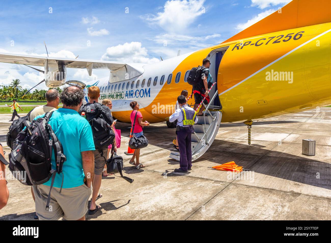 Passagiere besteigen ein Cebu Pacific Flugzeug direkt vom Asphalt am Sayak Airport in Siargao, Philippinen Stockfoto