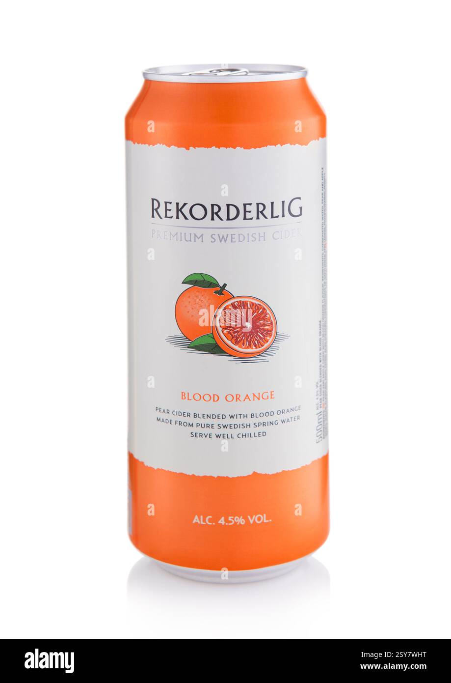 LONDON, UK - 15. FEBRUAR 2025: Aluminiumdose von Rekorderlig Premium schwedischer Cidre mit Blutorange auf weiß. Stockfoto