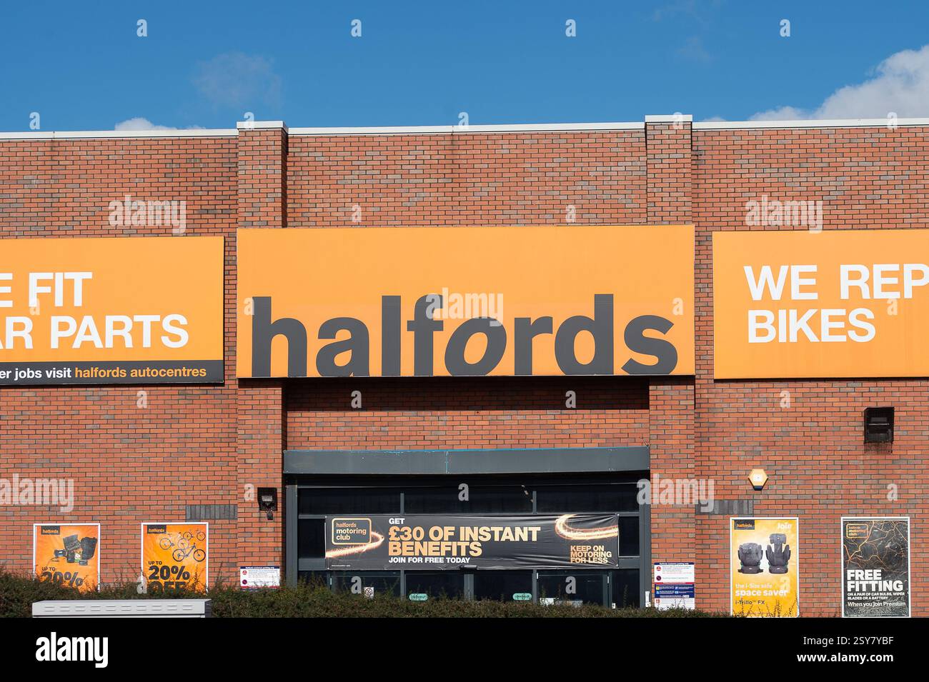 Slough, Berkshire, Großbritannien. Februar 2025. Ein Halfords Autoteile- und Fahrradreparaturgeschäft in Slough, Berkshire. Da die Beschäftigungskosten für viele Unternehmen steigen, hat der Chef von Halfords Berichten zufolge gesagt, dass Rachel Reeves die Erhöhung der nationalen Versicherungen im Haushalt "eine indirekte Steuer auf Qualifikationen und Ausbildung" sei. Kredit: Maureen McLean/Alamy Stockfoto