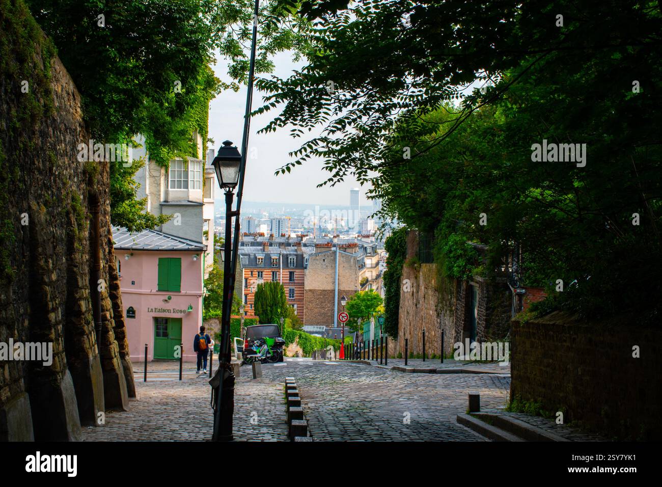 Die malerische rosa Maisonette, bekannt als La Maison Rose, ein Restaurant mit traditioneller französischer Küche Stockfoto