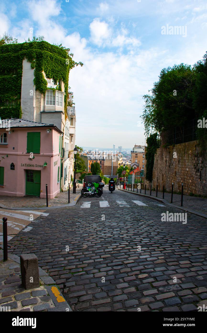Die malerische rosa Maisonette, bekannt als La Maison Rose, ein Restaurant mit traditioneller französischer Küche Stockfoto