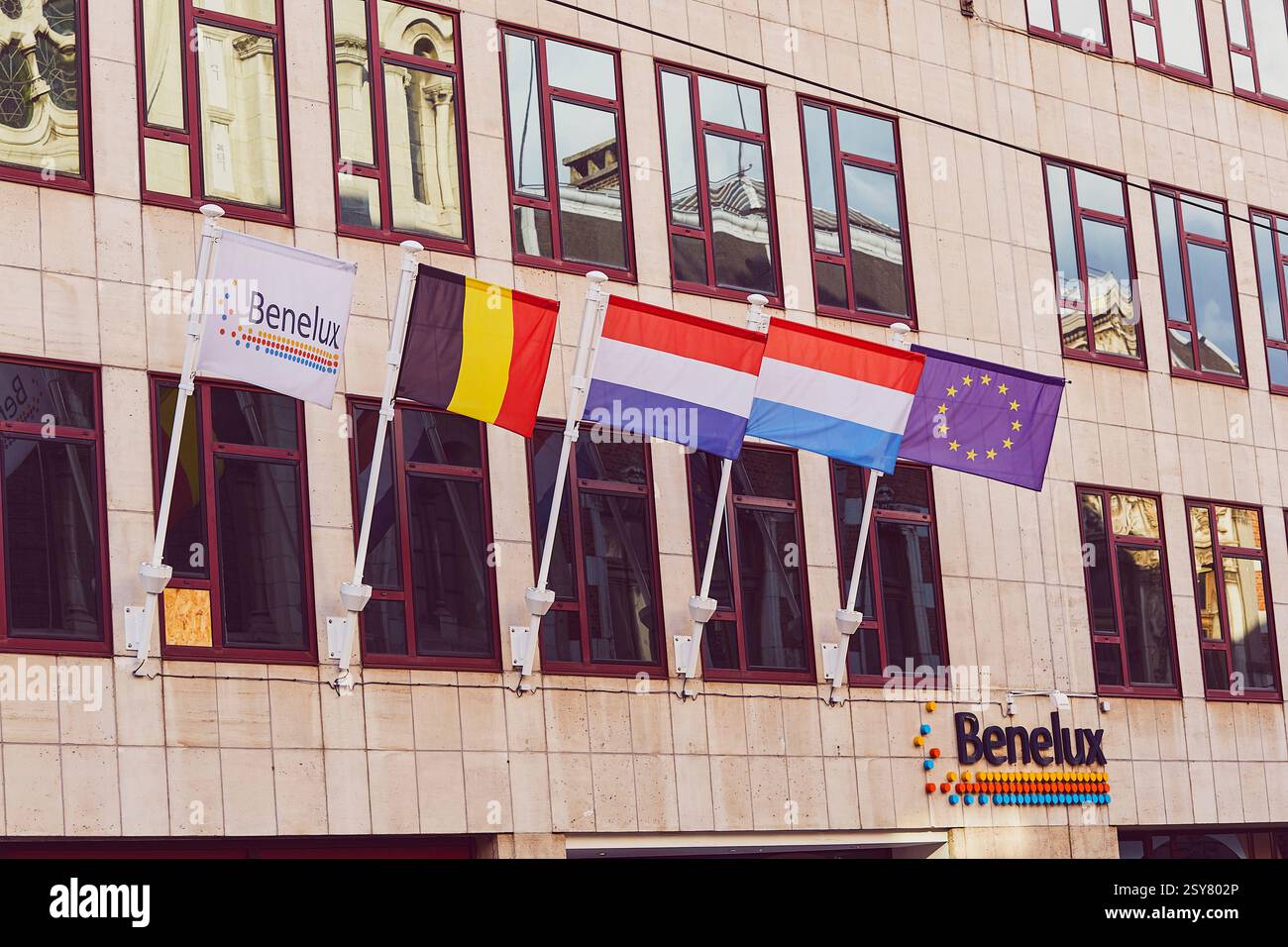 Flaggen der Benelux-Länder: Belgien, Niederlande und Luxemburg. Stockfoto