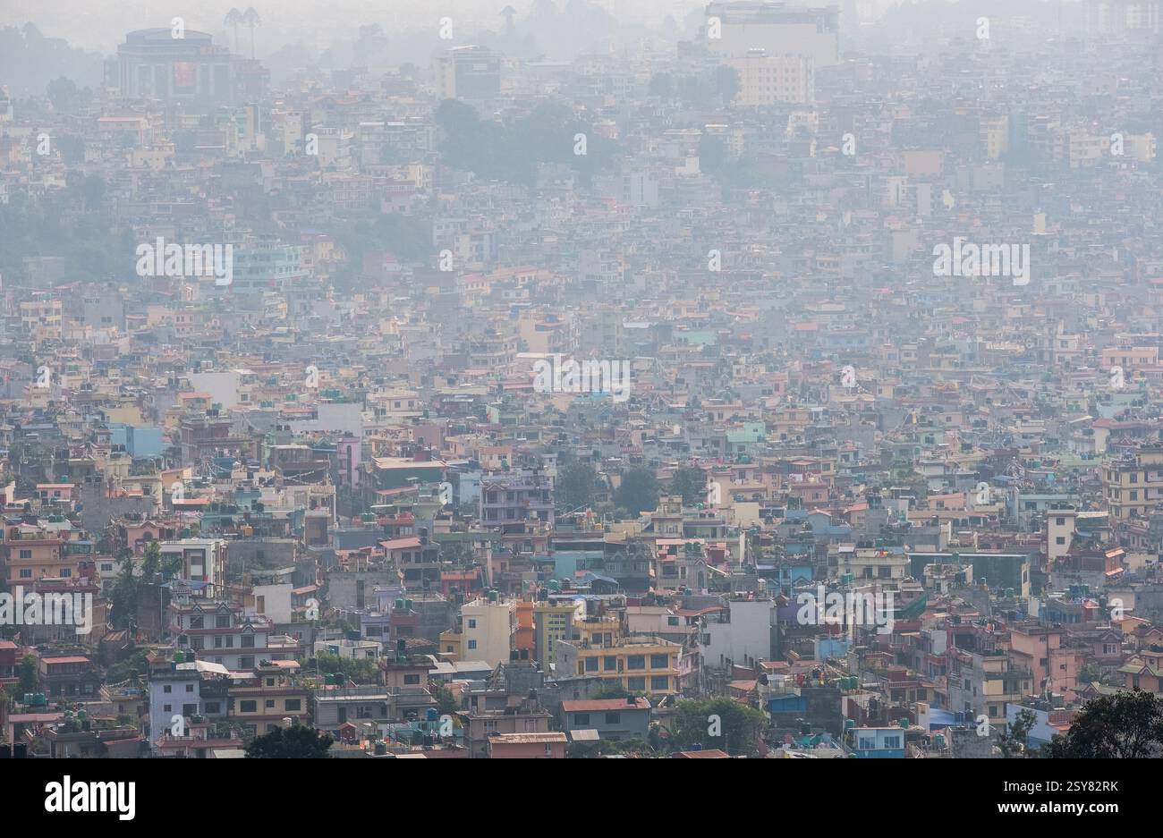 Kathmandu - die Hauptstadt von Nepal mit Vogelperspektive auf das Stadtzentrum überladen mit armen Vierteln. Verschmutzung, unordentliches städtisches Wachstum und Reisen in A Stockfoto