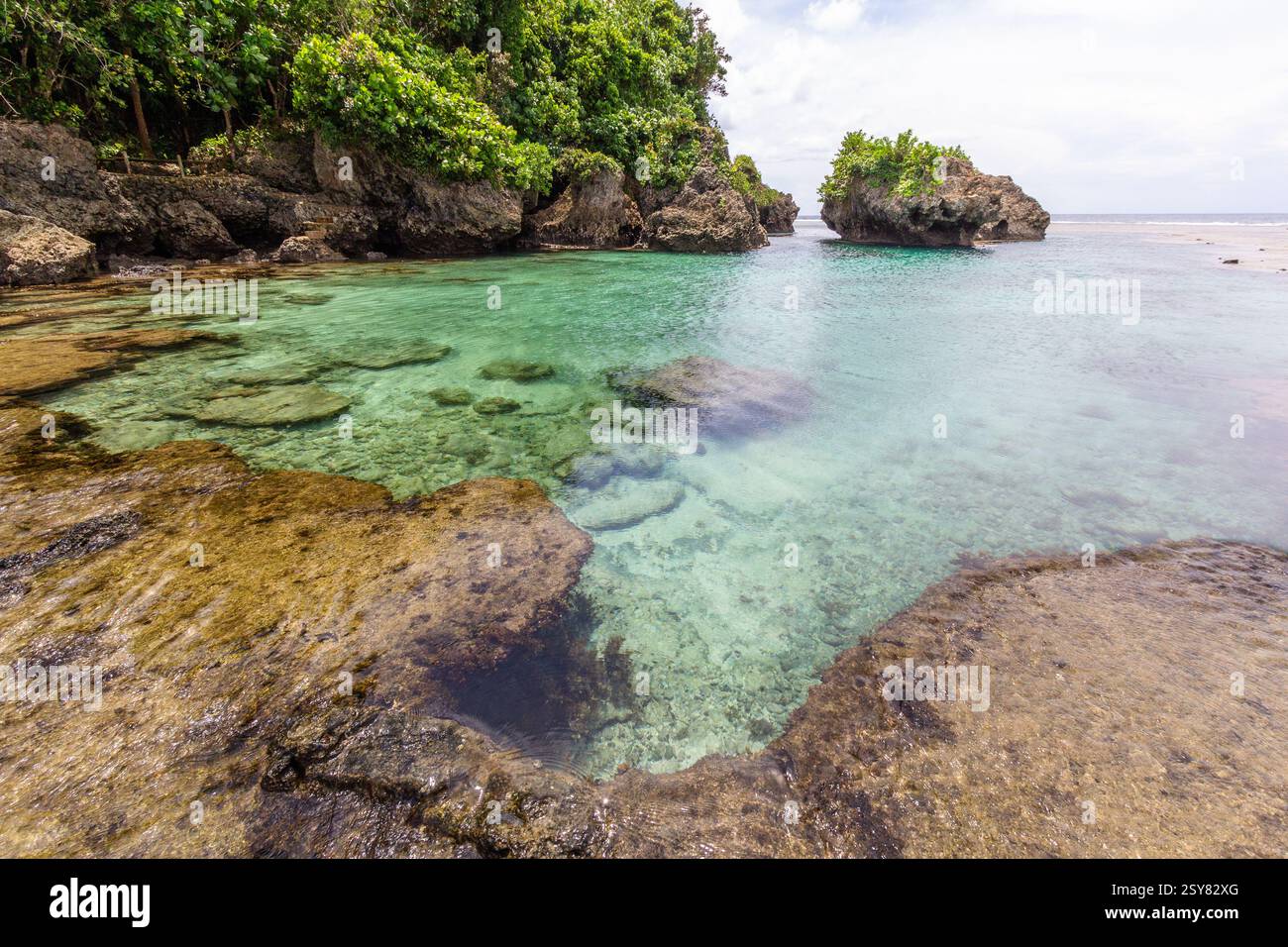 Herrlicher Blick auf den Strand am Magpupungko Rock Pool and Flats in Siargao, Philippinen, einem beliebten Touristenziel, das für Gezeitenpools und landschaftliche Schönheit bekannt ist Stockfoto