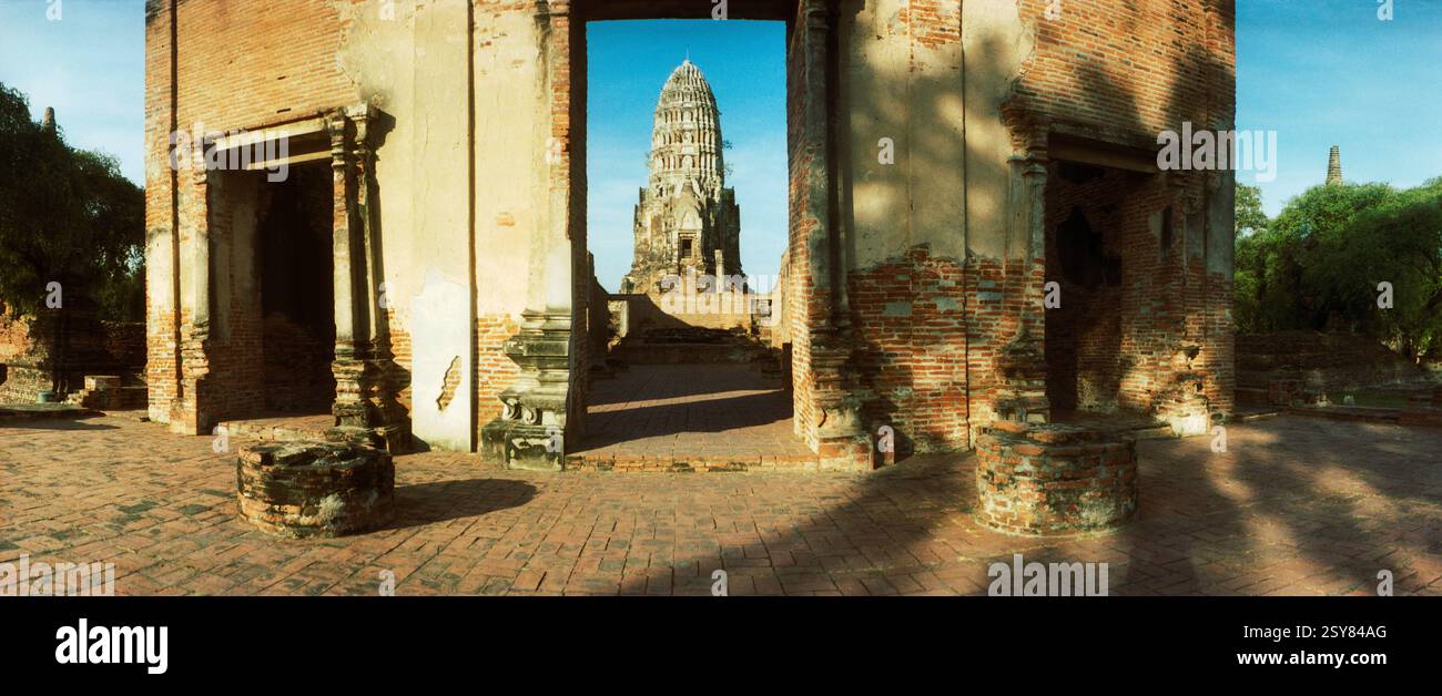 Panorama-Ruinen eines Tempels, Wat Ratburana, Ayutthaya Historical Park, Ayutthaya, Thailand Stockfoto
