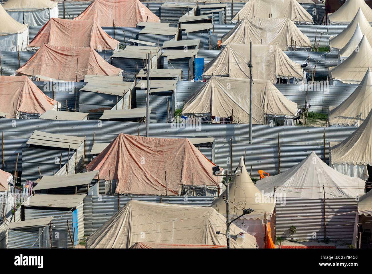 Temporäre Zeltunterkunft am Tag Foto ist im maha kumbh mela prayagraj uttar pradesh indien gemacht. Stockfoto