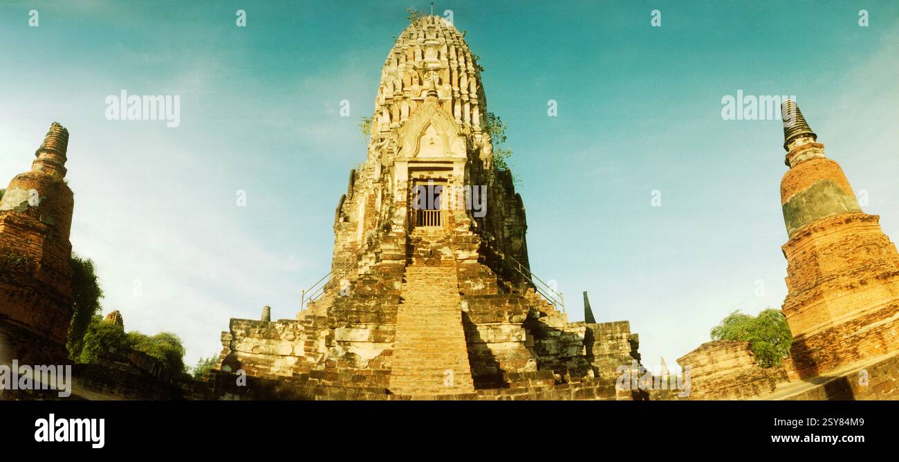 Panorama-Ruinen eines Tempels, Wat Ratburana, Ayutthaya Historical Park, Ayutthaya, Thailand Stockfoto
