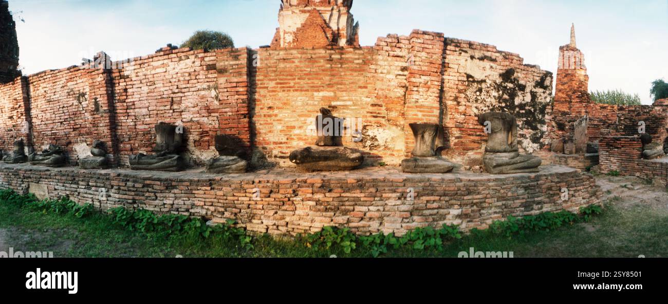 Gebrochene Buddha-Statuen in den Ruinen von Panoramablick auf den historischen Ayutthaya Park, Ayutthaya, Thailand Stockfoto