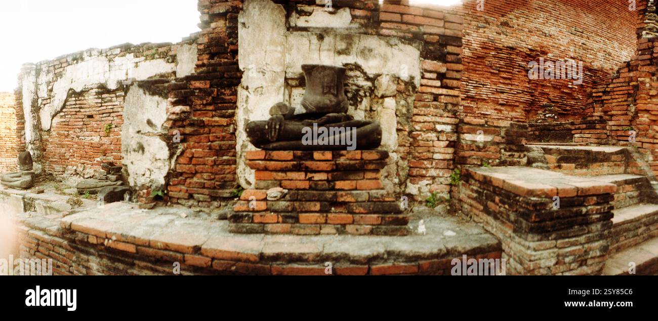 Gebrochene Buddha-Statue in den Ruinen des Panoramablicks auf den historischen Ayutthaya Park, Ayutthaya, Thailand Stockfoto