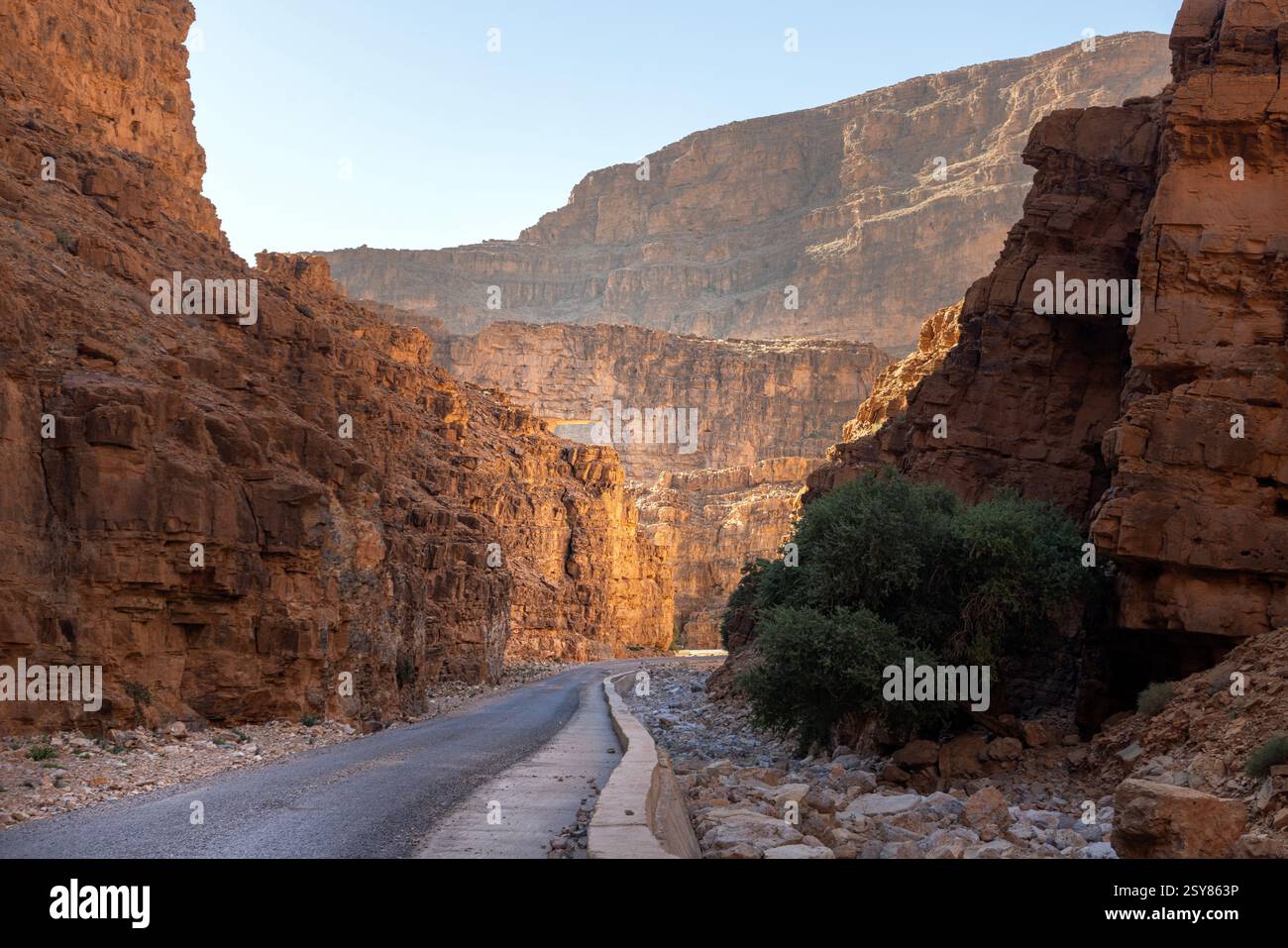 Der Grand Canyon von Aoukerda bietet einen markanten, weniger frequentierten Einblick in Marokkos zerklüftete Anti-Atlas-Region. Stockfoto