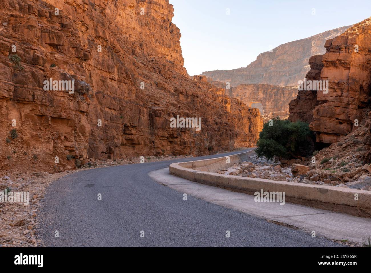 Der Grand Canyon von Aoukerda bietet einen markanten, weniger frequentierten Einblick in Marokkos zerklüftete Anti-Atlas-Region. Stockfoto