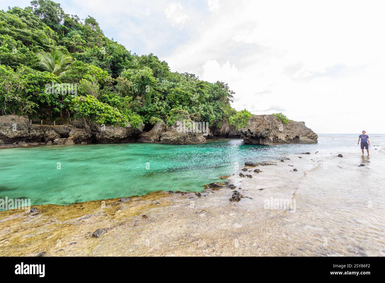 Herrlicher Blick auf den Strand am Magpupungko Rock Pool and Flats in Siargao, Philippinen, einem beliebten Touristenziel, das für Gezeitenpools und landschaftliche Schönheit bekannt ist Stockfoto