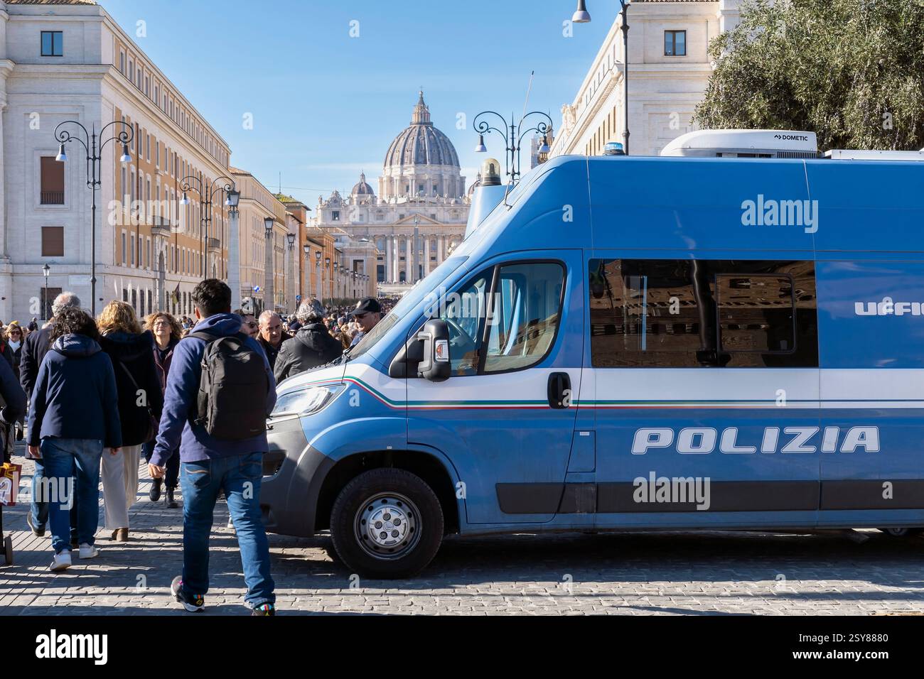 Petersplatz während des Jubiläums der Hoffnung 2025. Italienischer Polizeiwagen, der die Sicherheit für Pilgermassen, Besucher und Veranstaltungen gewährleistet. Rom, Italien Stockfoto