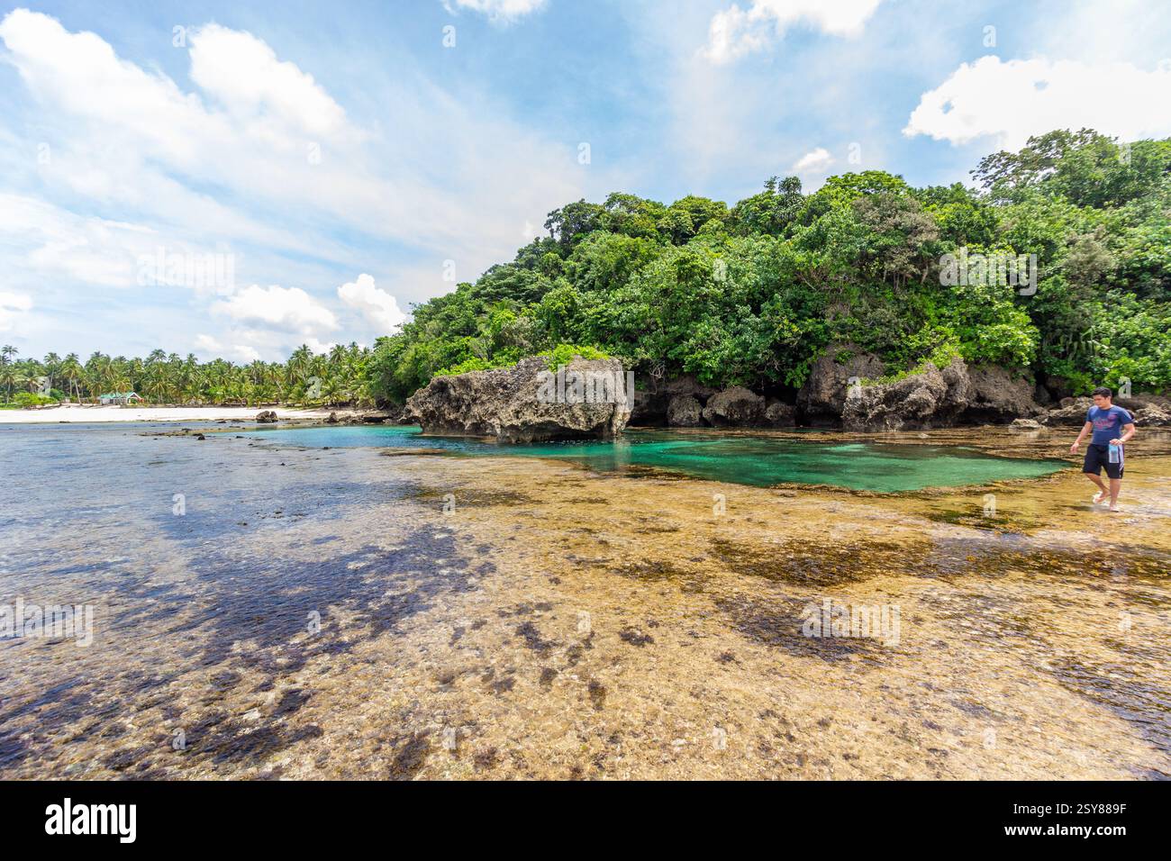 Herrlicher Blick auf den Strand am Magpupungko Rock Pool and Flats in Siargao, Philippinen, einem beliebten Touristenziel, das für Gezeitenpools und landschaftliche Schönheit bekannt ist Stockfoto