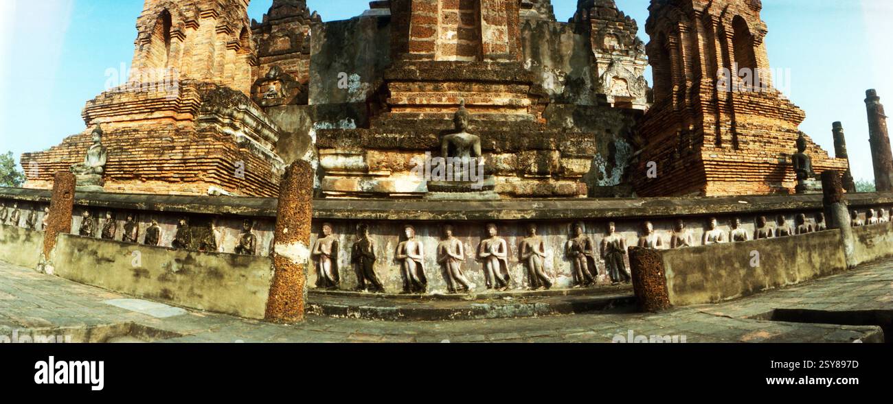 Panoramablick auf die Ruinen eines antiken Tempels, Sukhothai Historical Park, Sukhothai, Thailand Stockfoto