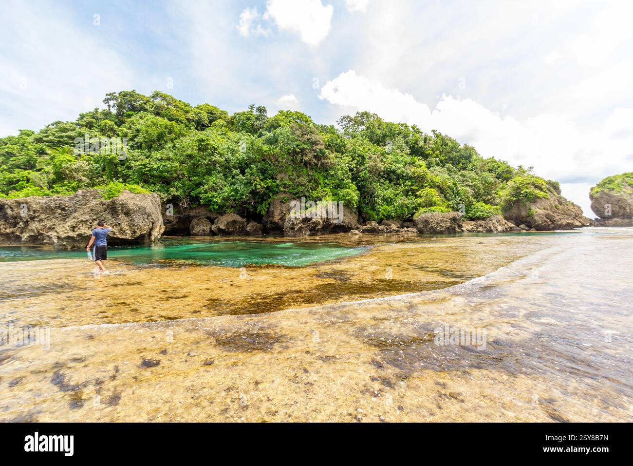 Herrlicher Blick auf den Strand am Magpupungko Rock Pool and Flats in Siargao, Philippinen, einem beliebten Touristenziel, das für Gezeitenpools und landschaftliche Schönheit bekannt ist Stockfoto