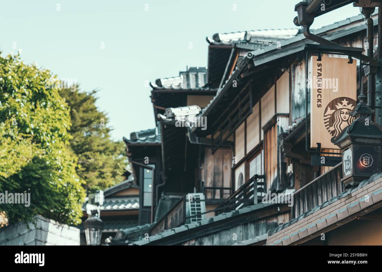 Kyoto, Japan - 05.09.2024: Starbucks Ninenzaka Yasaka Coffee in einem traditionellen japanischen Haus in der Ninenzaka Pedistrain Street Stockfoto