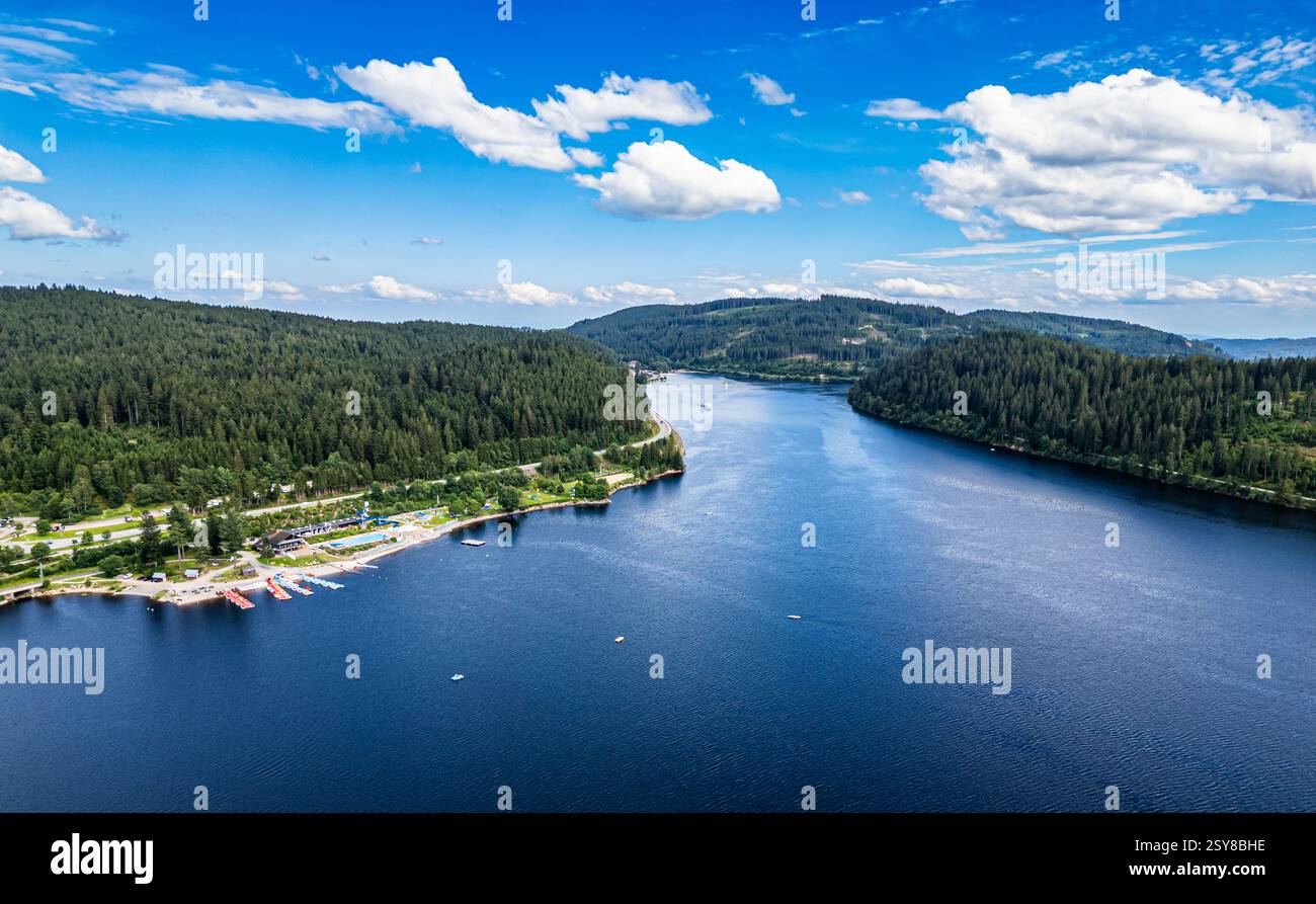 Schluchsee, 11. Juli 2024: Blick über den Schluchsee in Süddeutschland im Schwarzwald. (Foto: Andreas Haas/dieBildmanufaktur) Stockfoto