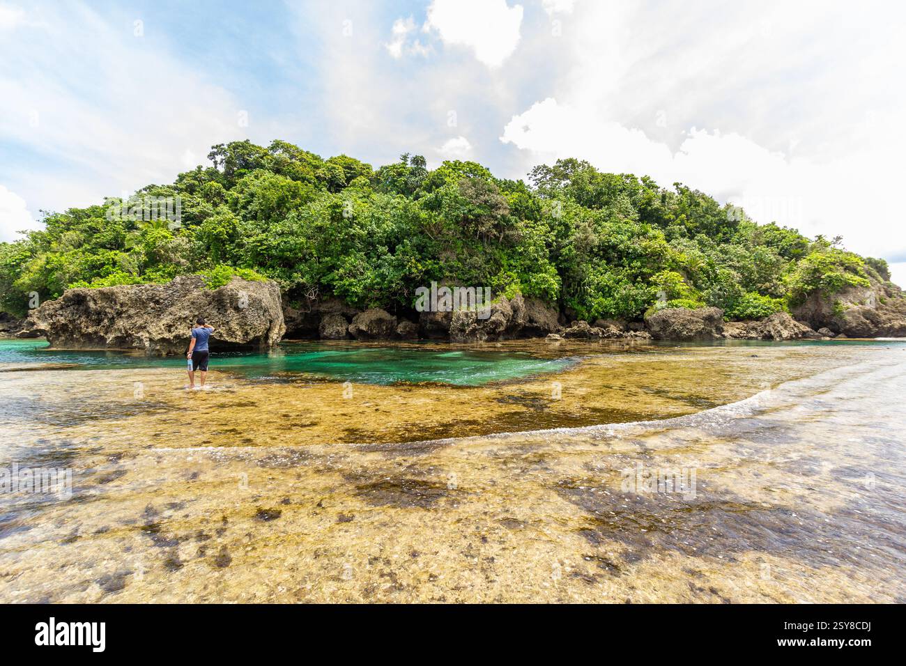 Herrlicher Blick auf den Strand am Magpupungko Rock Pool and Flats in Siargao, Philippinen, einem beliebten Touristenziel, das für Gezeitenpools und landschaftliche Schönheit bekannt ist Stockfoto