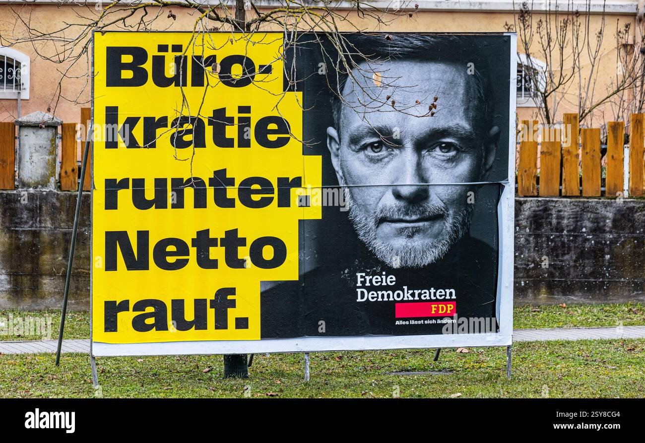 Waldshut-Tiengen, 2. Februar 2025: Auf einem Wahlkampfplakat der FDP wirbt der gescheiterte Finanzminister Christian Lindner für diese Bure Stockfoto